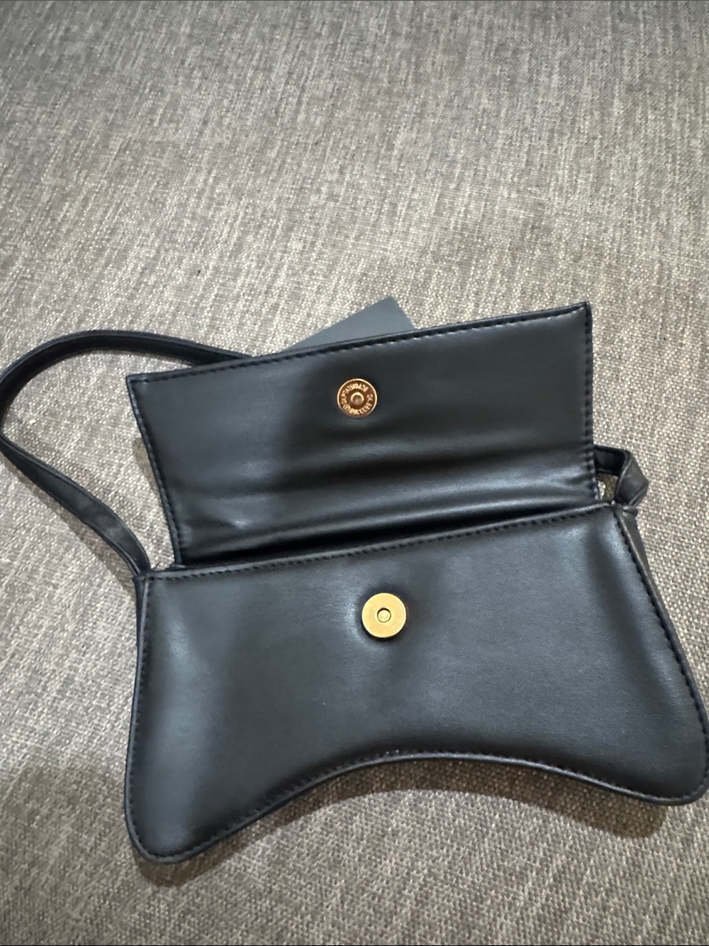 PrettyLittleThing Black Curved Mini Shoulder Bag - Picture 4 of 7